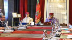 جلالة الملك يشرف على اطلاق برنامج الوحدات الصحية: 50 وحدة صحية في المرحلة الأولى فيها 20 طبيبا متخصصا و50 طبيبا عاما و100 ممرضا بتكلفة 180 مليون درهم .