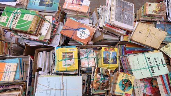Des acteurs associatifs remettent près de 15.000 livres aux bouquinistes de la place Bab Doukkala, victimes d'un incendie qui a ravagé récemment leurs boutiques, en guise de solidarité pour leur permettre de reprendre leur activité. 30062020-Marrakech
