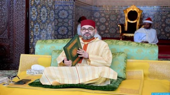 جلالة الملك يؤدي صلاة عيد الفطر بالرباط