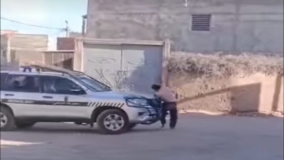 مراكش : شاب تحث تأثير المخدرات يهاجم عناصر الدرك الملكي قبل ان يتم توقيفه (فيديو)
