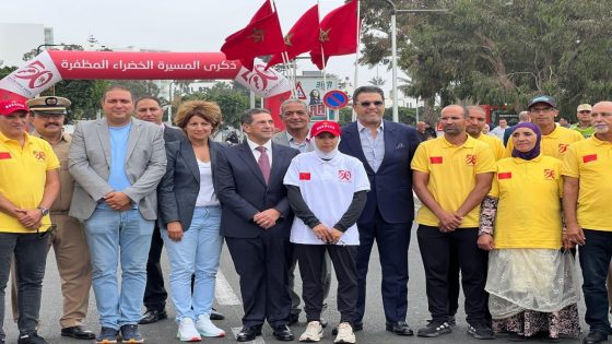 اكادير: والي جهة سوس ماسة يسلم العلم الوطني بأكادير في المرحلة السابعة من “سباق التناوب الرمزي للمسيرة الخضراء”