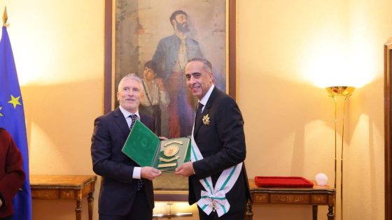 وزير الداخلية الإسباني يكرم الحموشي بأرفع وسام أمني إسباني تقديرا للتعاون الأمني